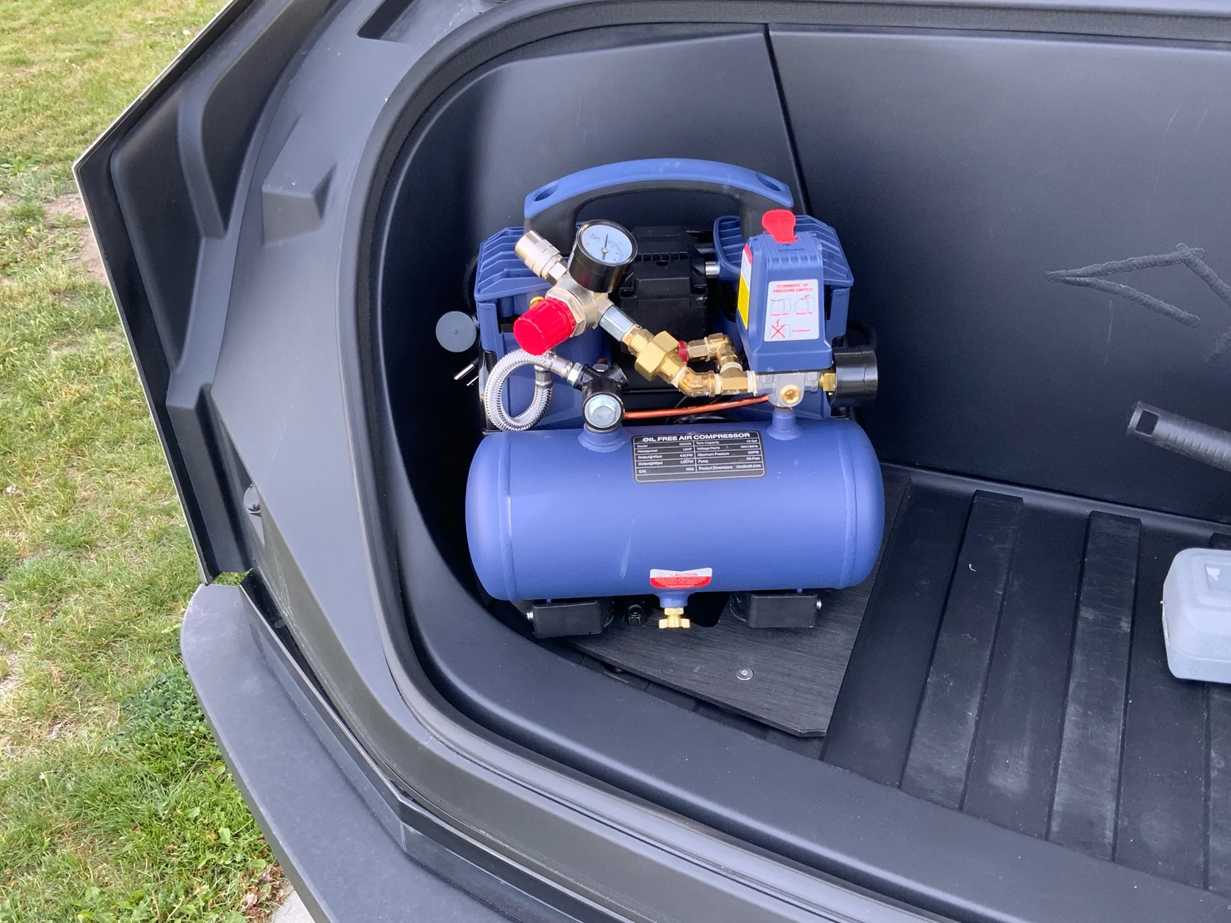 Tesla Cybertruck Air compressor setup 1777082095526-fd