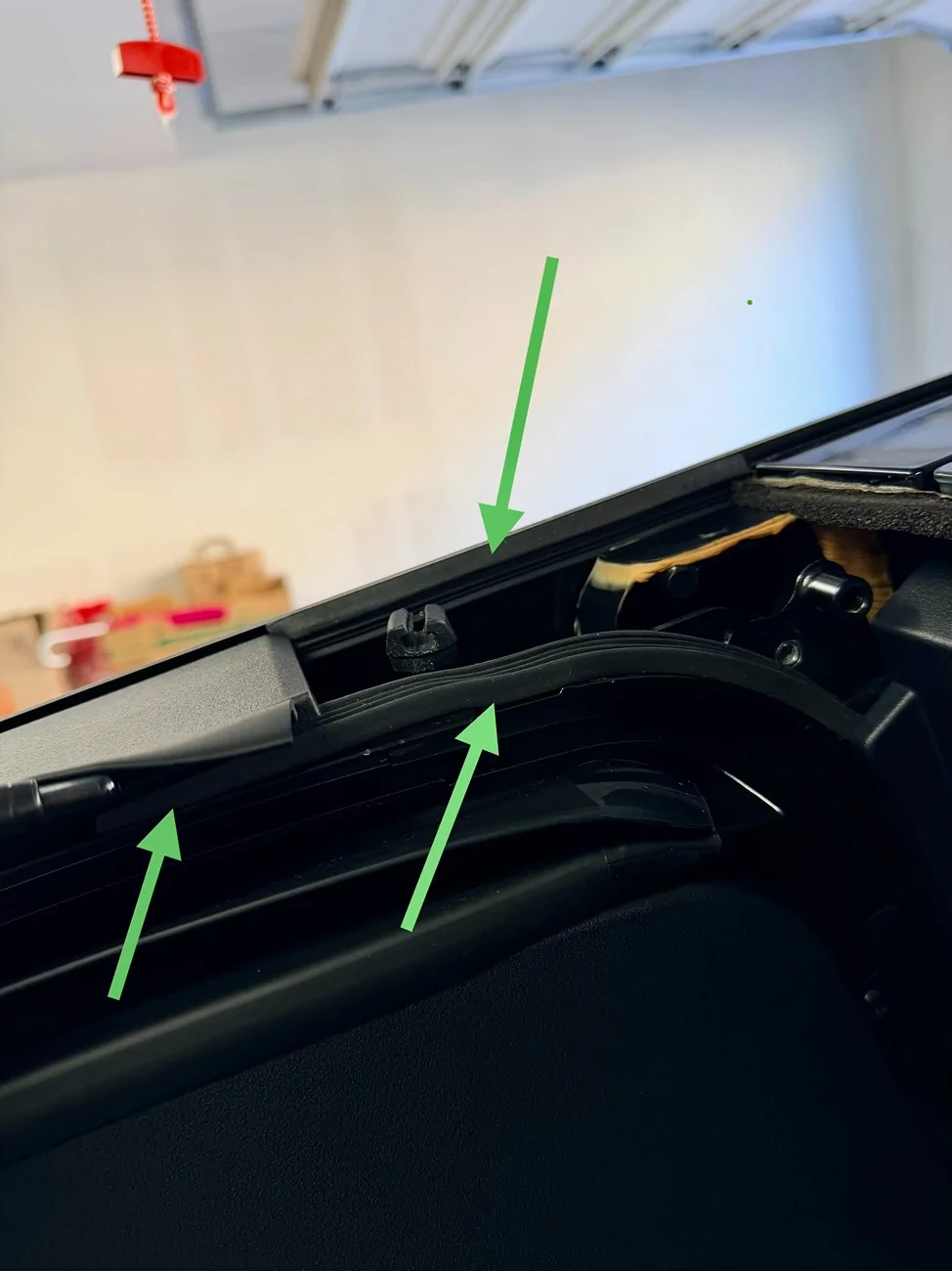 Tesla Cybertruck Tonneau cover leaks IMG_8452
