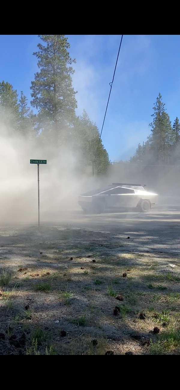 Tesla Cybertruck Smokin in the boys room 💨 IMG_7399