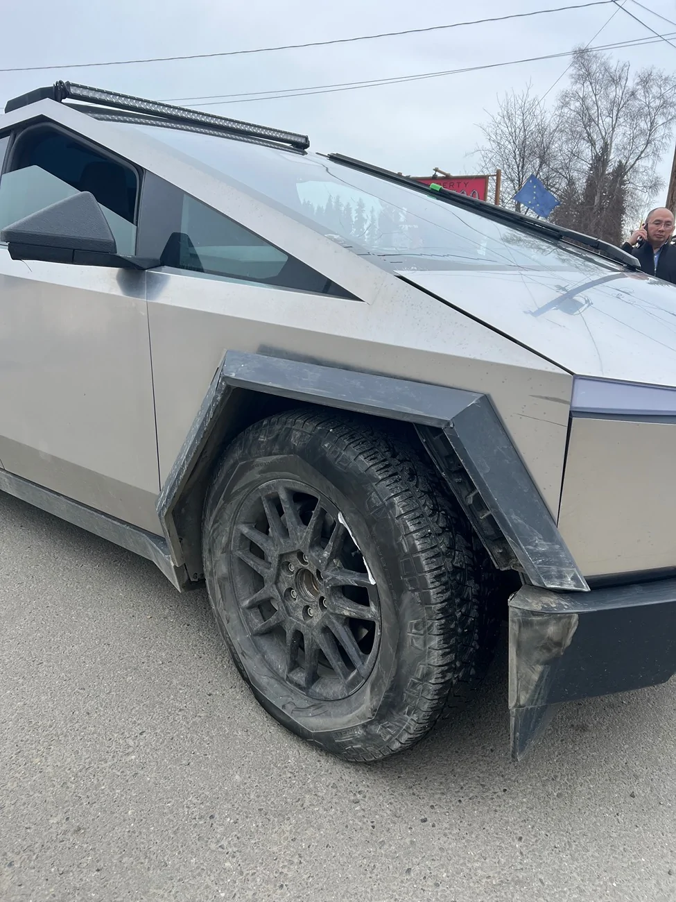 Tesla Cybertruck Got in a crash, giga cast fractured (video) IMG_9540