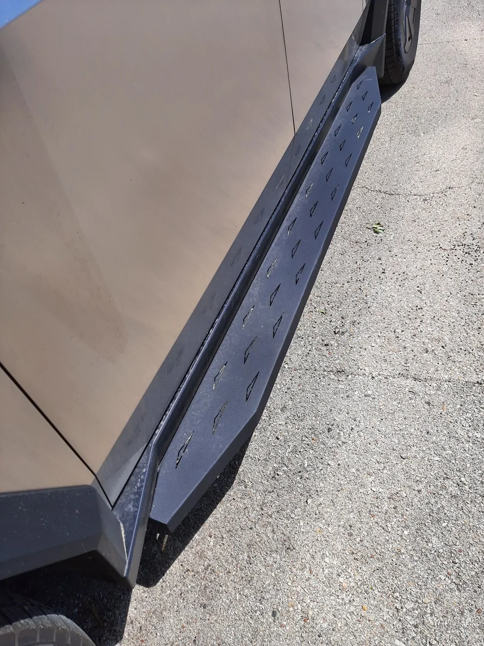 Tesla Cybertruck Who has the BEST running boards? Show us what you've got! 20260512_115742
