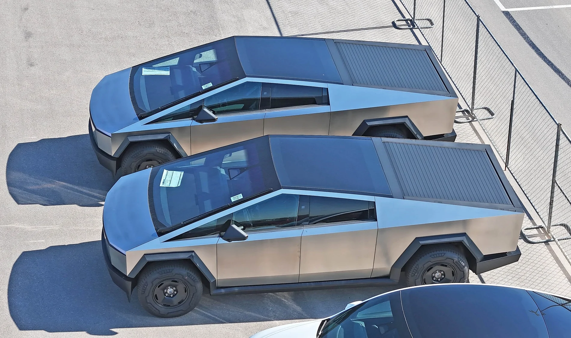Tesla Cybertruck $59K SAWD - Deliveries soon?!🤞🤞 2 Standard AWD Cybertrucks spotted at Gigafactory outbound lot! HIOaKkHWoAA8Cl-