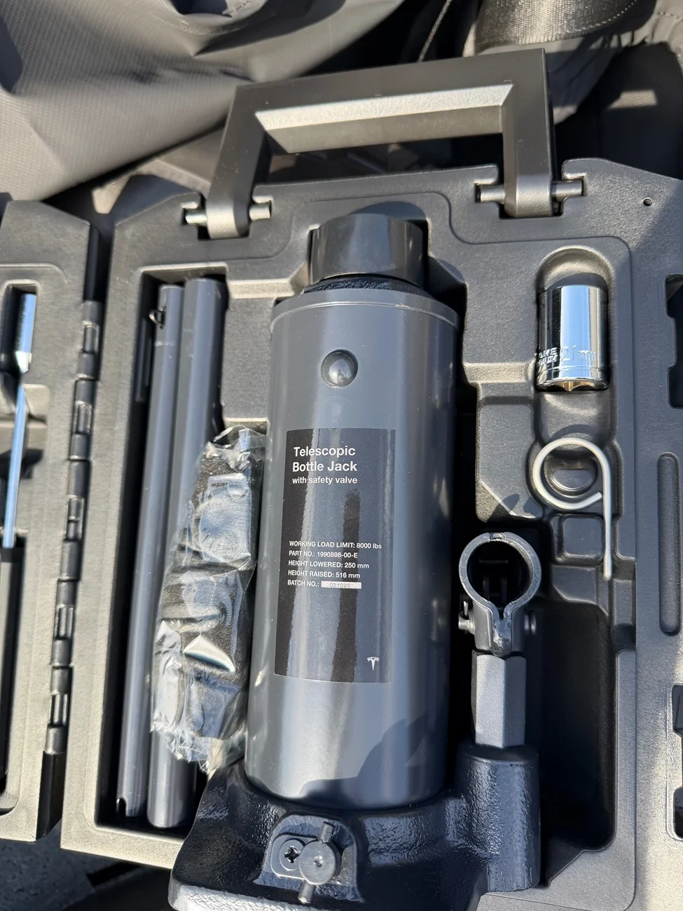 Tesla Cybertruck Cybertruck Tool Kit new in Tesla Shop IMG_4177