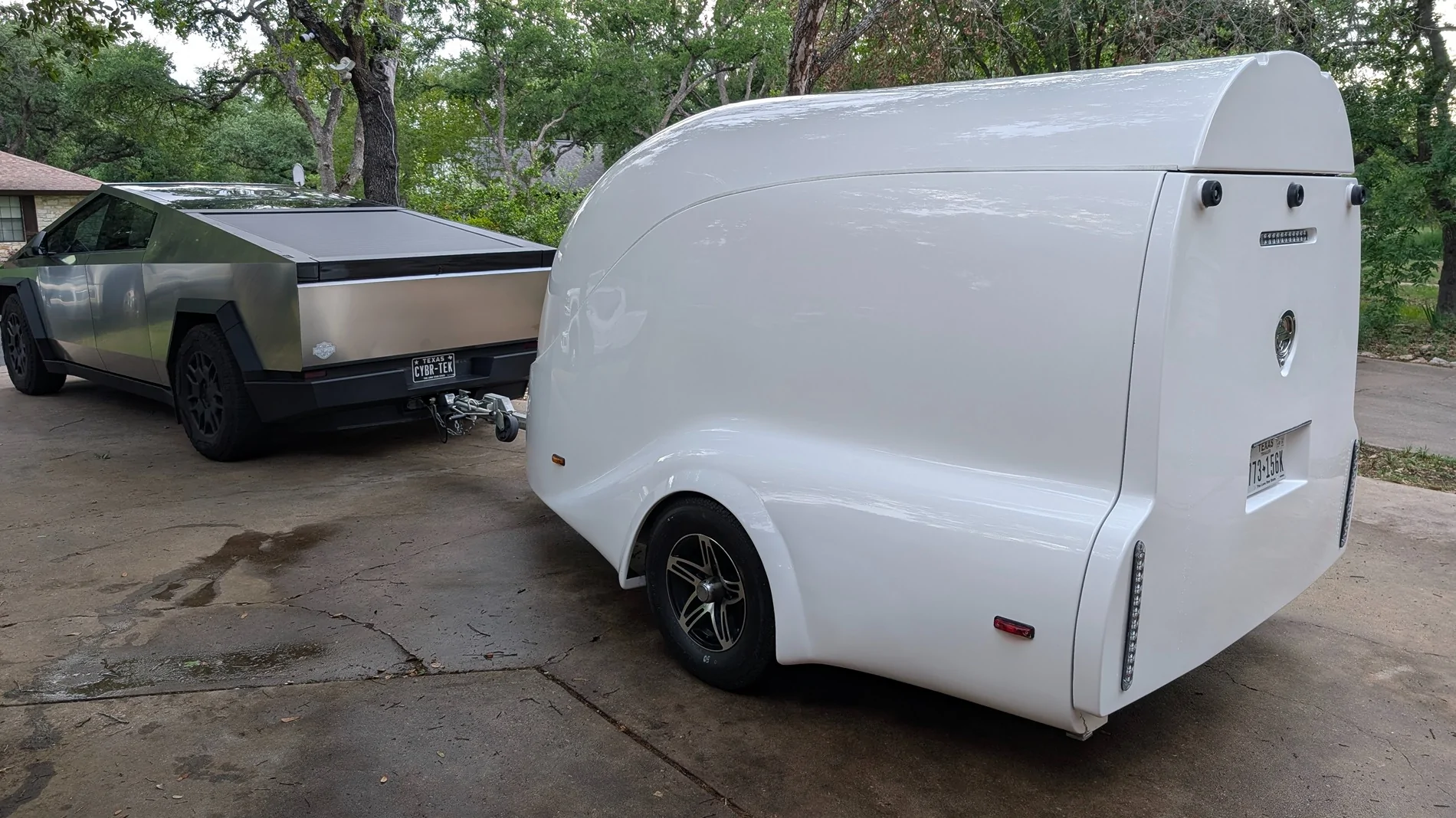 Tesla Cybertruck No FSD when towing. 1000003011