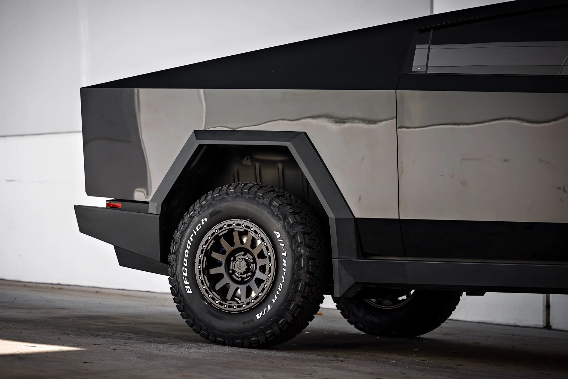 Tesla Cybertruck Which 18" Bead-lock wheels???  Who has T-Sportsline CT6B, Unplugged Performance UP-03, or Martian wheels???? IMG_1548