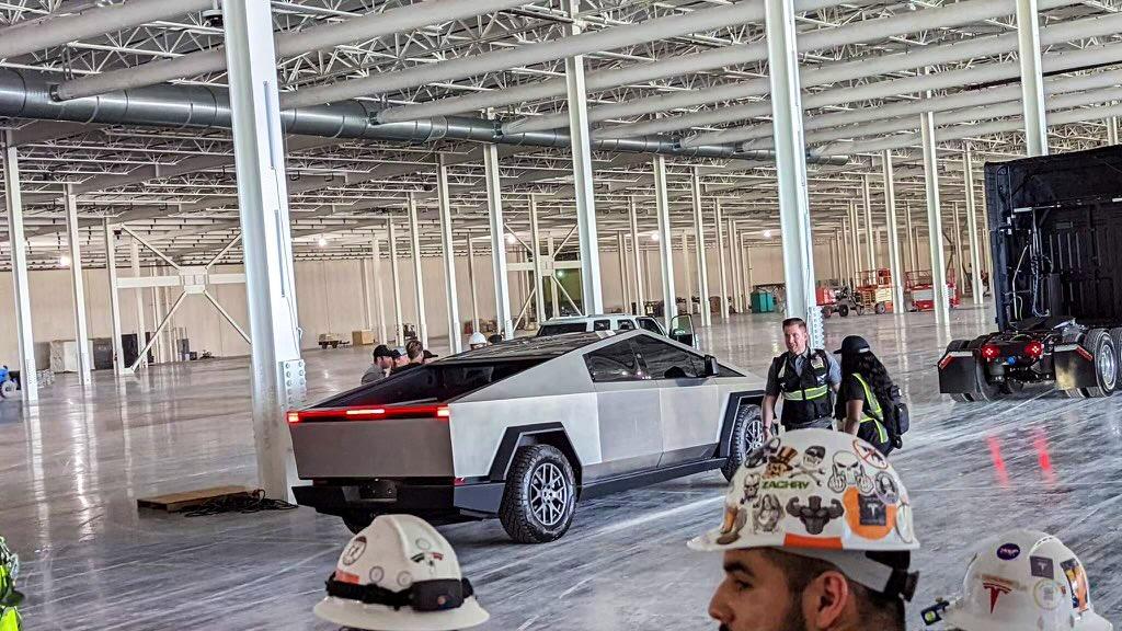 Tesla Cybertruck NEW | Nice Clean Non-Potato Shot of The Cybertruck in Giga Texas CT2022April