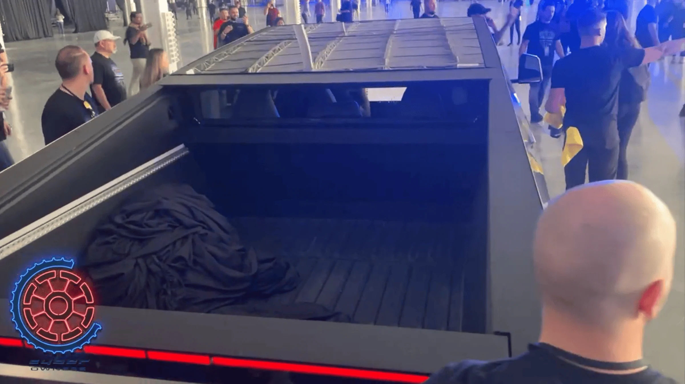 Tesla Cybertruck Cybertruck's folding mid gate and roll-down rear window confirmed! 1649439476291