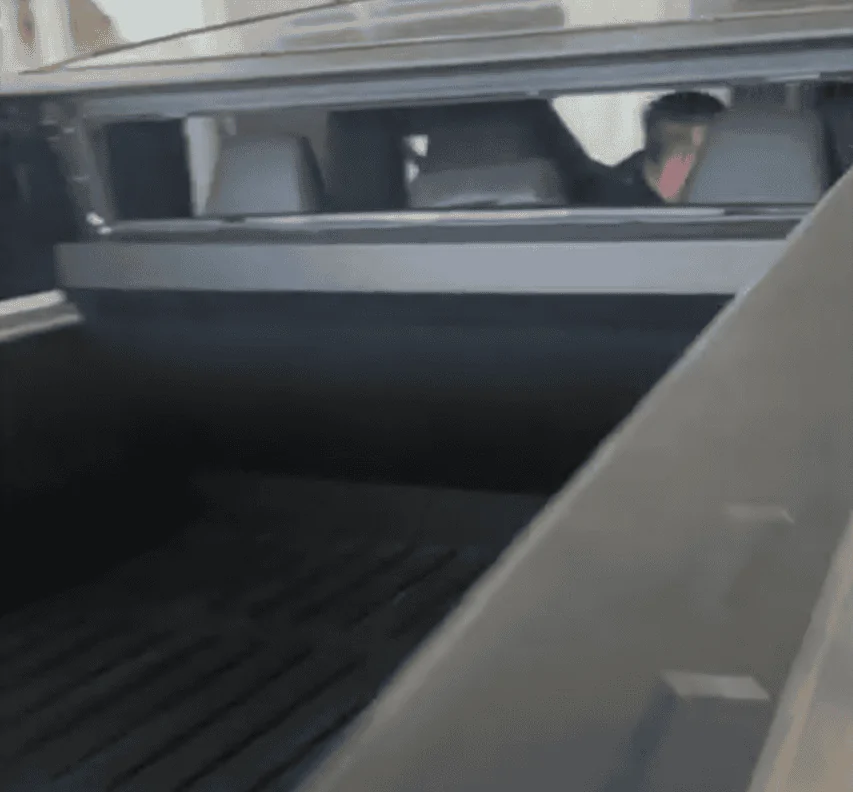 Tesla Cybertruck Cybertruck's folding mid gate and roll-down rear window confirmed! 1649544332175