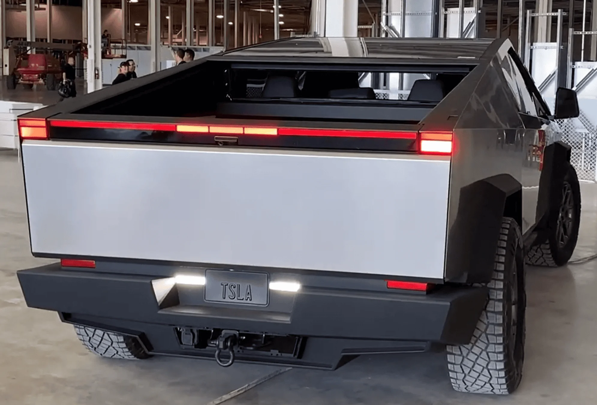 Tesla Cybertruck Cybertruck's folding mid gate and roll-down rear window confirmed! 1649544793199