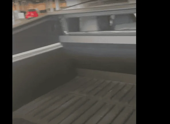 Tesla Cybertruck Cybertruck's folding mid gate and roll-down rear window confirmed! 1649546721732