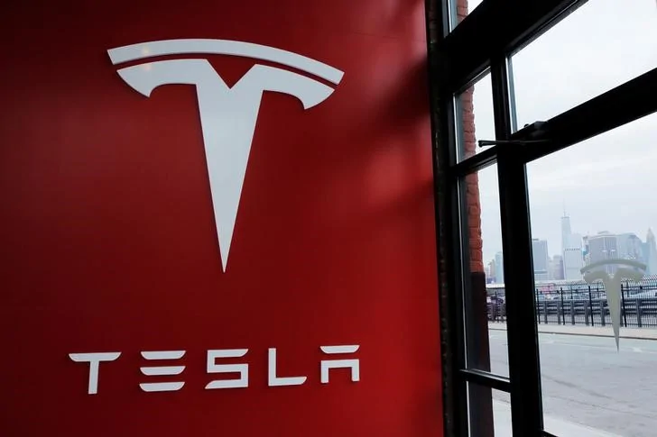Tesla Cybertruck Prominent Tesla Bear Says Shares Could Trade Below $800 in Near-term LYNXNPEC4317M_L