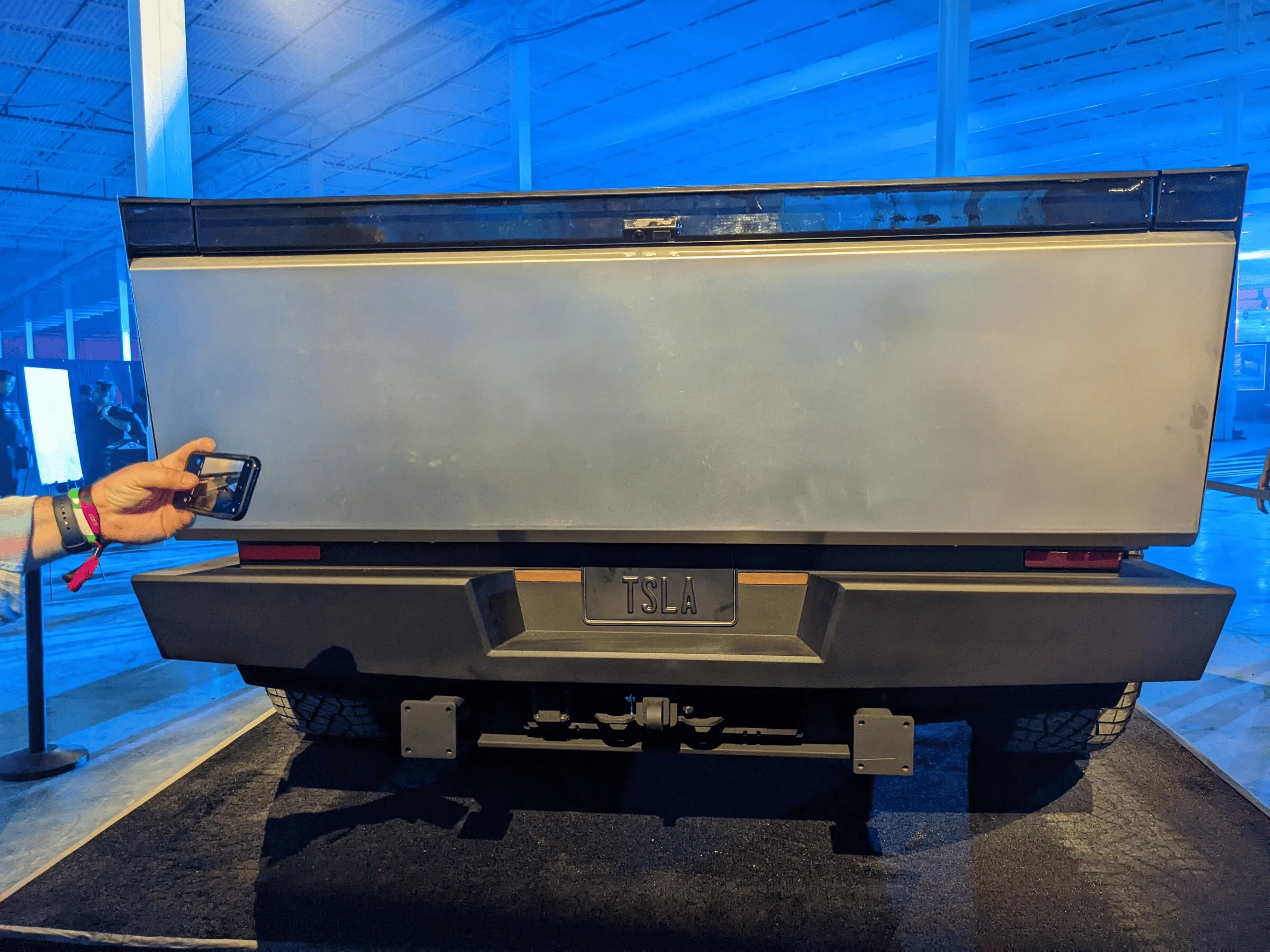 Tesla Cybertruck I think I found the Sail Pillar 1650650289064
