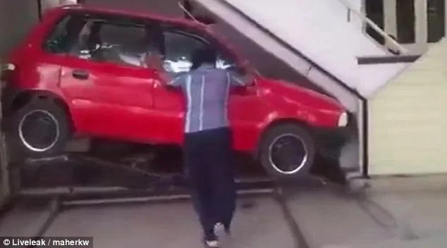 Tesla Cybertruck Solving the Big Truck, Small Garage Problem 36CE30A400000578-3719735-image-a-57_1470144194797