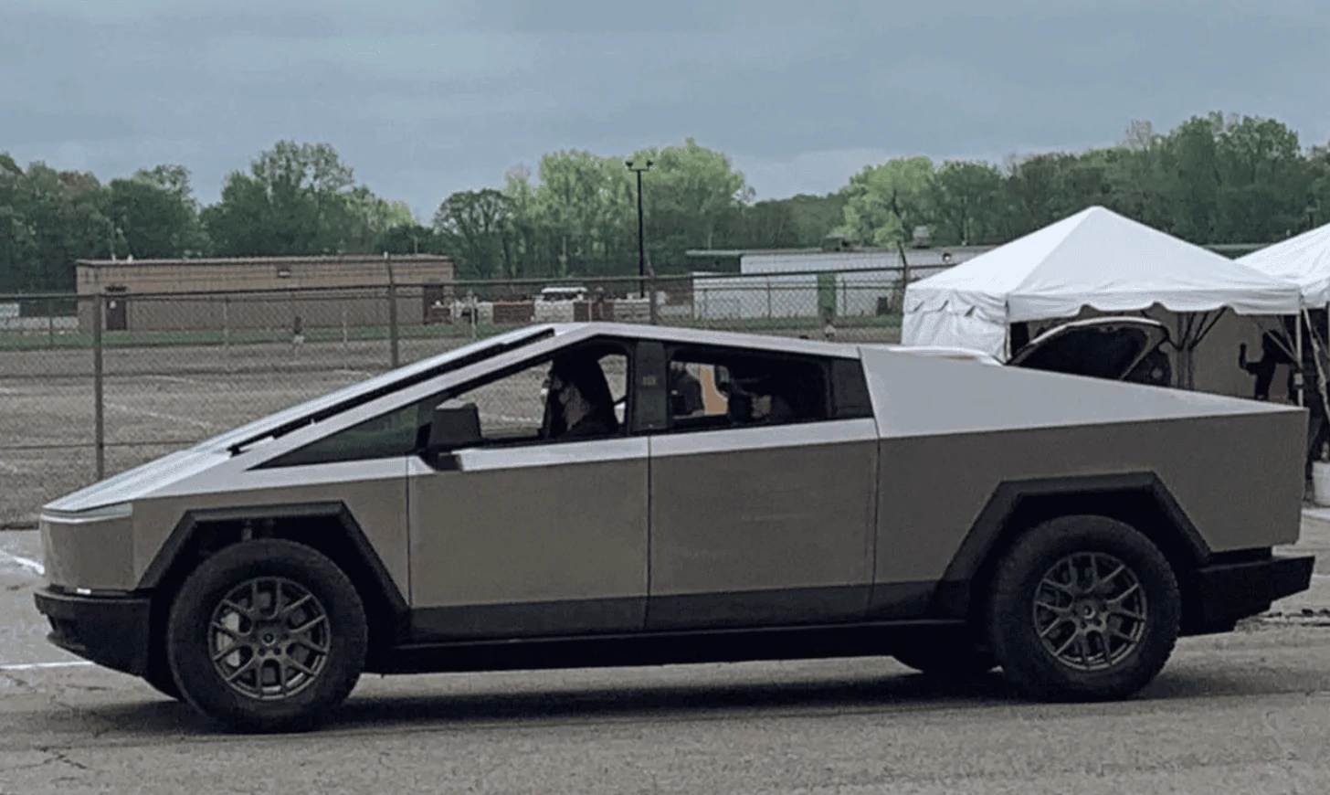 Tesla Cybertruck Cybertruck pic - in lowest air suspension mode & windows down 1653668353303