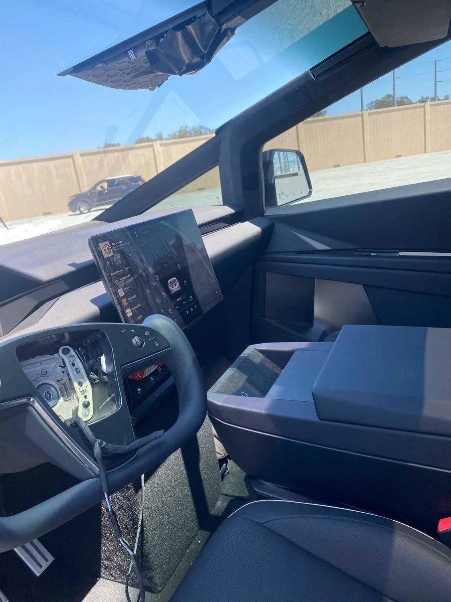Tesla Cybertruck New Cybertruck interior / dash photos - June 6, 2022 FUn6MsZWIAEZQOE