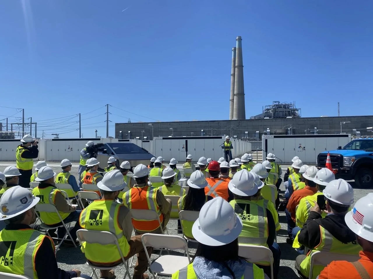 Tesla Cybertruck Cybertruck (w/ 2 piece windshield wiper) trotted out for Tesla's Moss Landing Megapack Battery System commissioning ceremony! yl4sio7_d-jpeg