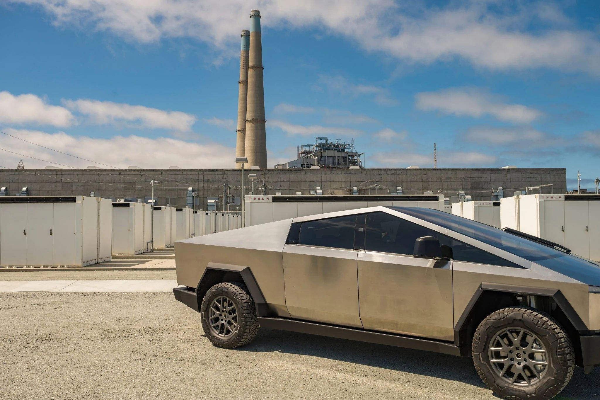 Tesla Cybertruck Cybertruck (w/ 2 piece windshield wiper) trotted out for Tesla's Moss Landing Megapack Battery System commissioning ceremony! 86274197_543381970849190_2642791260774276648_n-jpg