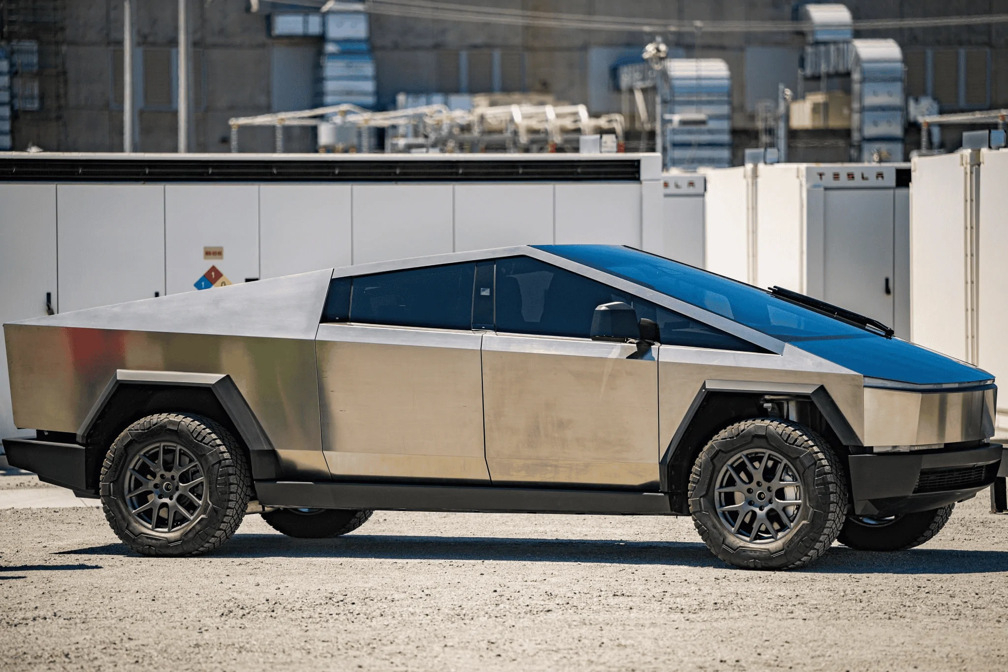 Tesla Cybertruck Cybertruck (w/ 2 piece windshield wiper) trotted out for Tesla's Moss Landing Megapack Battery System commissioning ceremony! 1654663049043