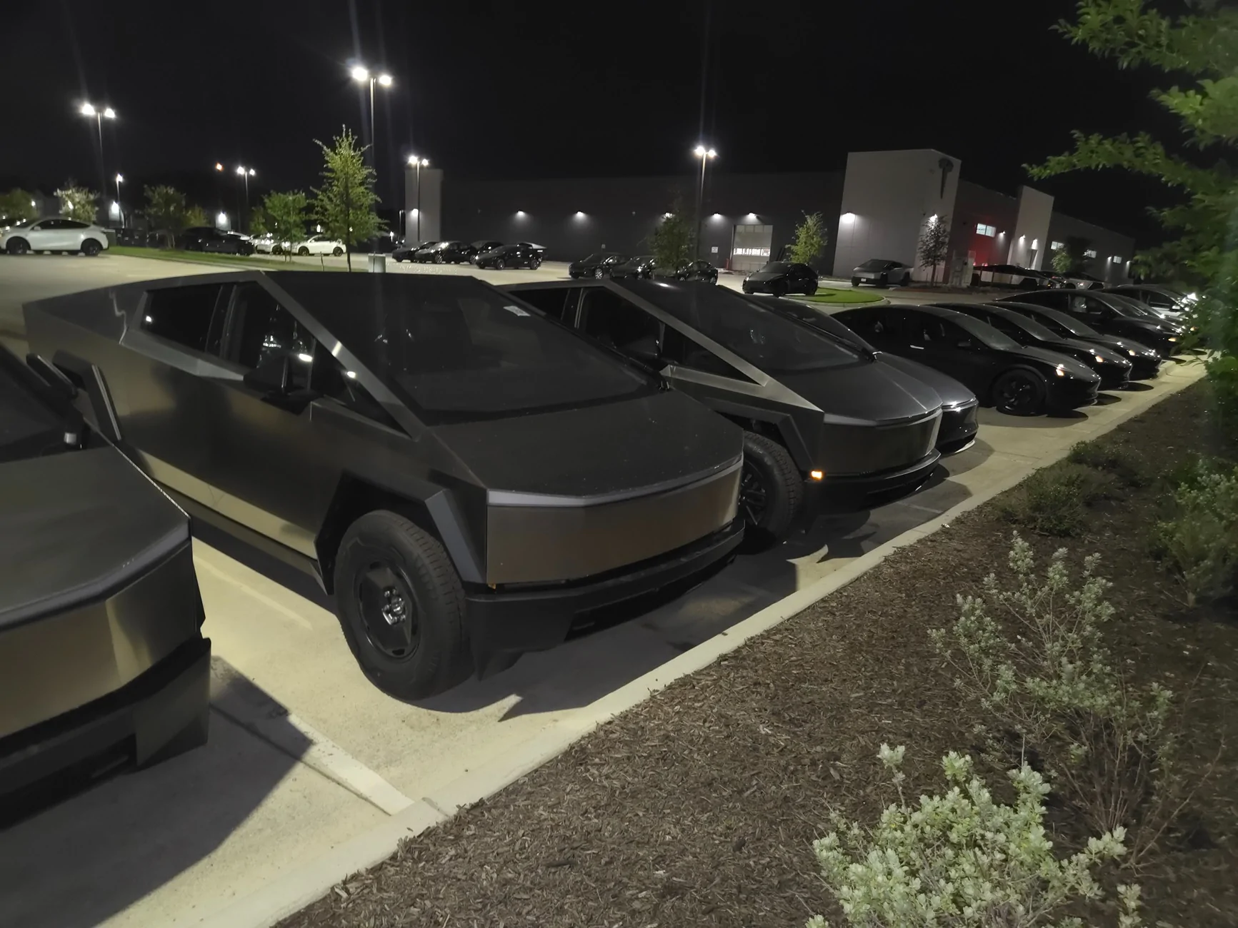 Tesla Cybertruck $59k Base Dual-Motor AWD Cybertruck Begin Delivery! 20260530_230505
