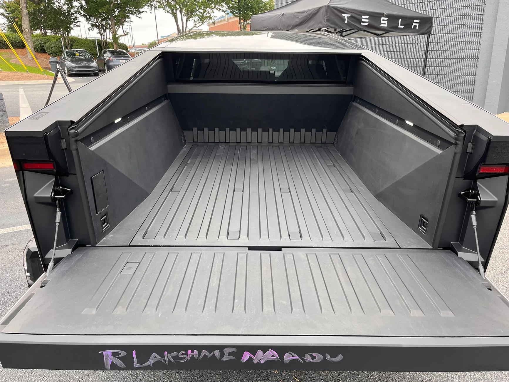 Tesla Cybertruck $59k Base Dual-Motor AWD Cybertruck Begin Delivery! IMG_5077