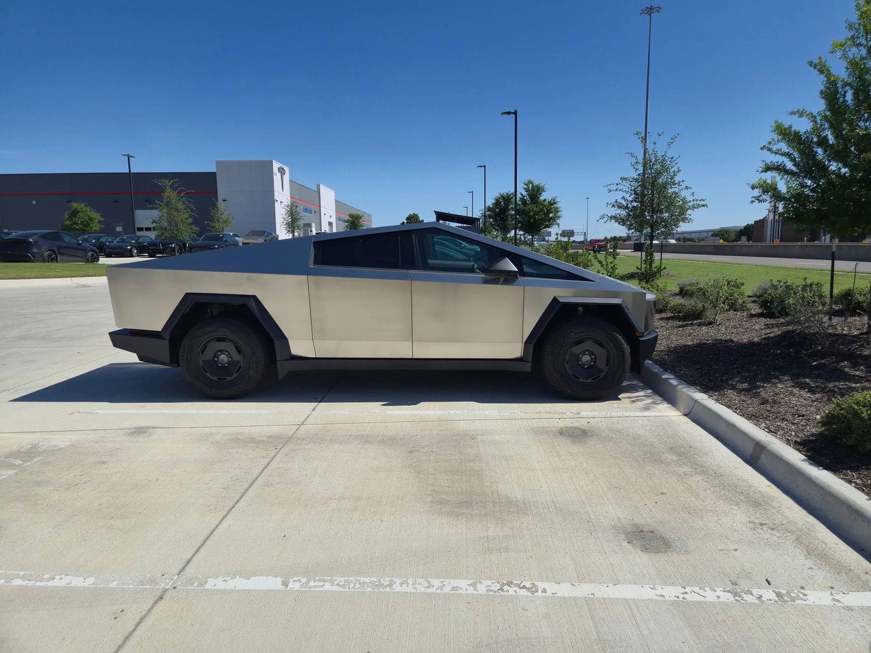 Tesla Cybertruck $59k Base Dual-Motor AWD Cybertruck Begin Delivery! 20260601_161322