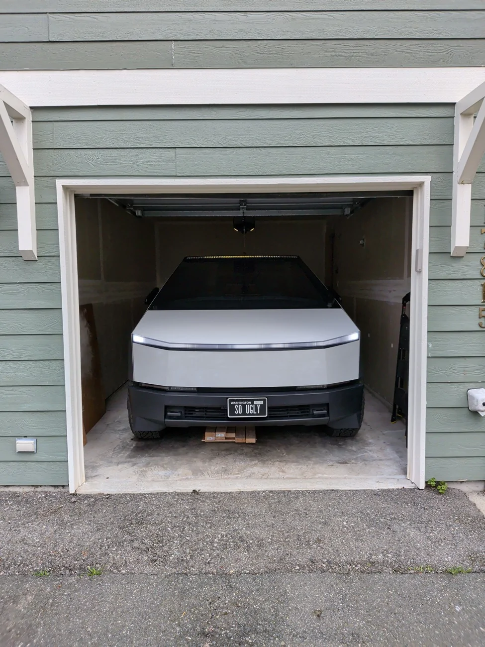 Tesla Cybertruck Garage experience? 1564