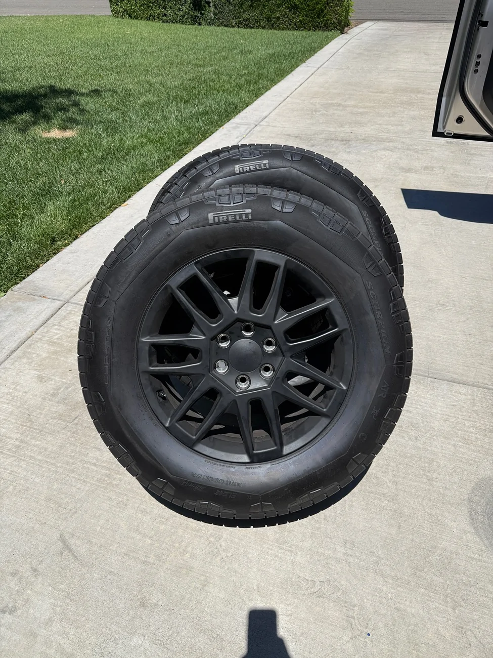 Tesla Cybertruck Core Wheels & Tires IMG_2207