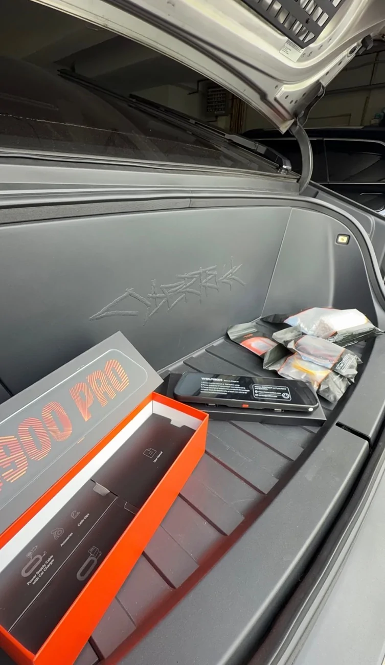 Tesla Cybertruck Wolfbox G900 Pro rearview mirror / dashcam  review IMG_2438