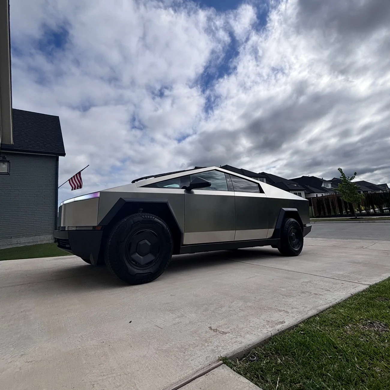 Tesla Cybertruck $59k Base Dual-Motor AWD Cybertruck Begin Delivery! IMG_0344