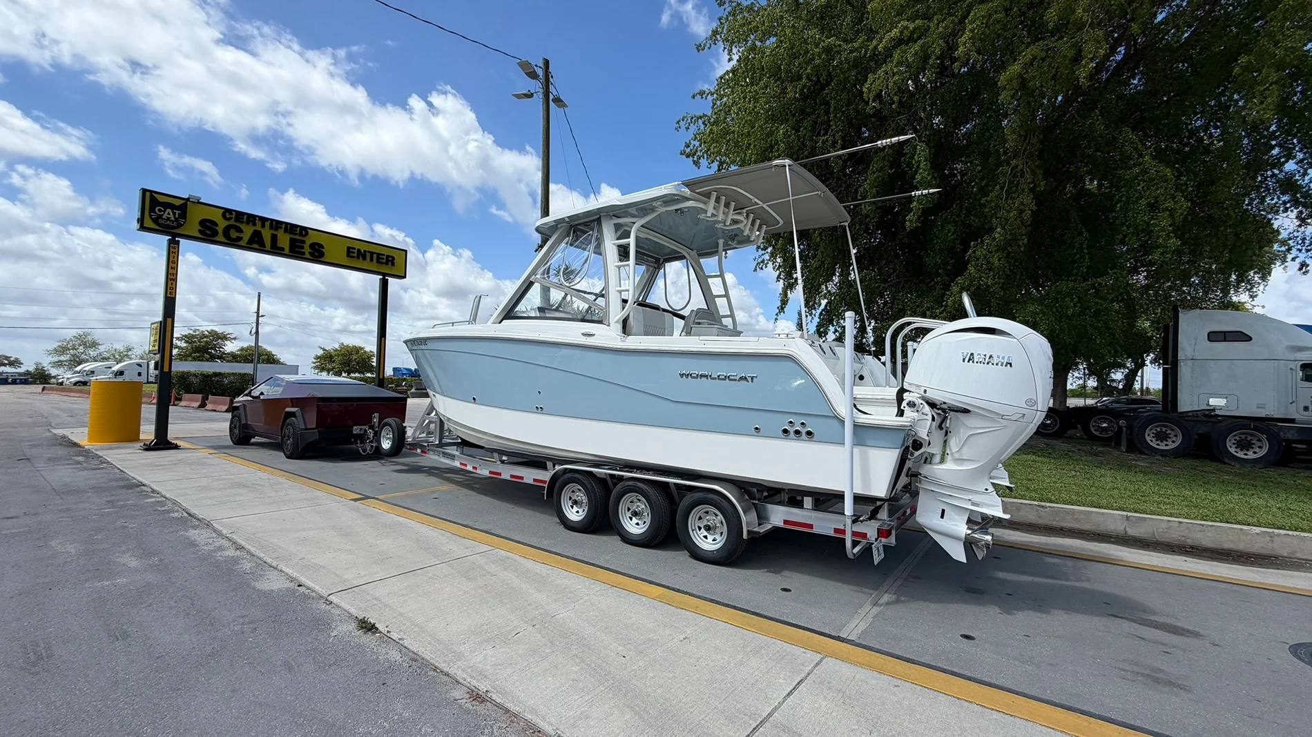 Tesla Cybertruck Towing ~10,000 lb boat at the launch ramp 1782851451580-j2