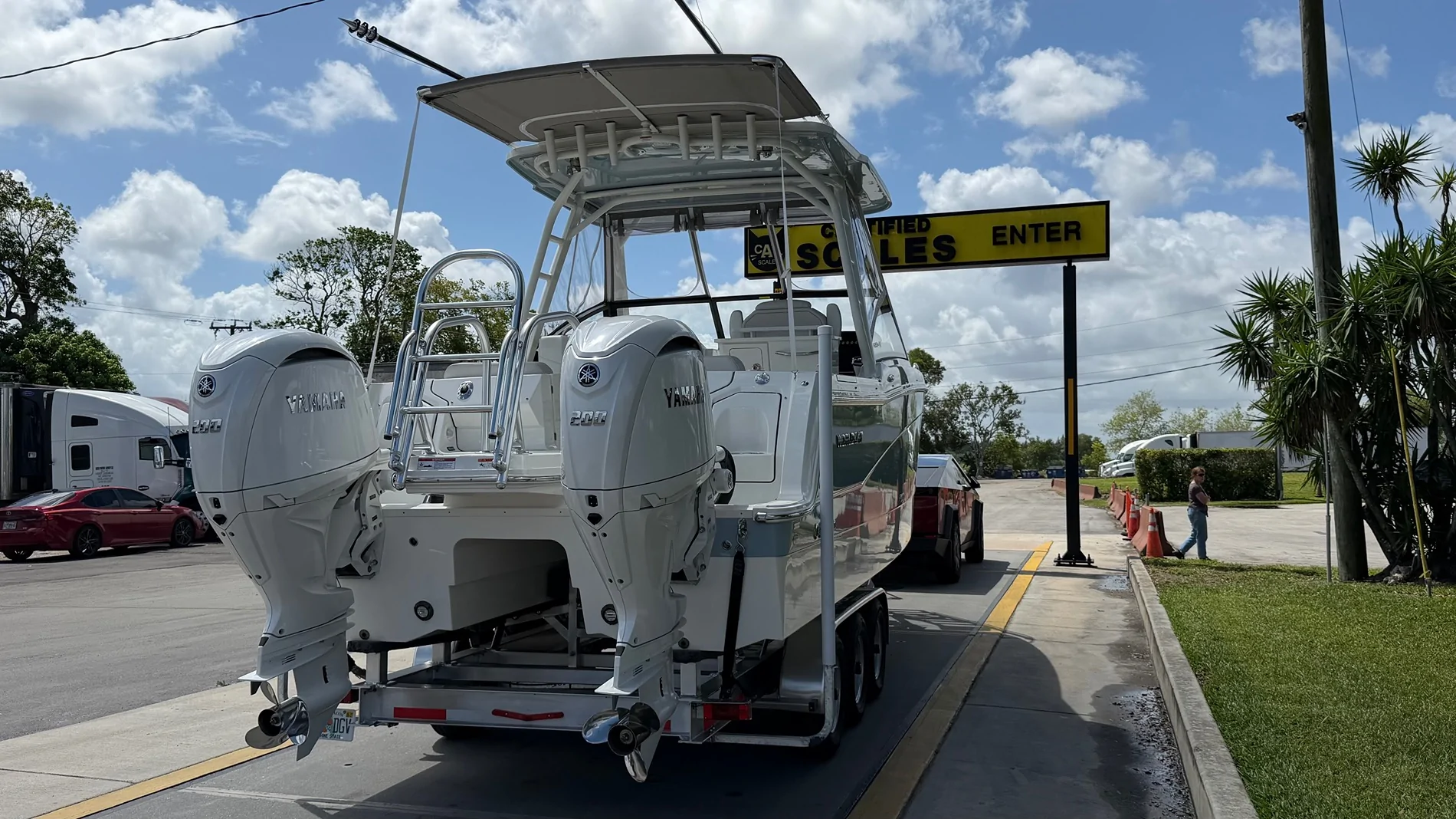 Tesla Cybertruck Towing ~10,000 lb boat at the launch ramp 1782876884786-yv
