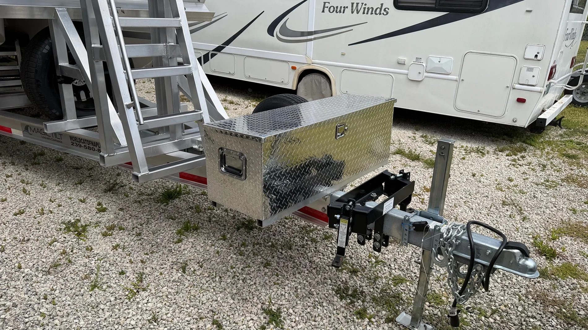 Tesla Cybertruck Towing ~10,000 lb boat at the launch ramp 1782877184893-xn