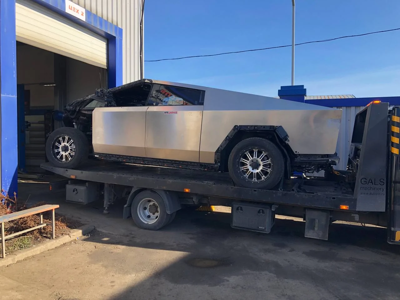 Tesla Cybertruck Truck repair after an accident IMG_1313