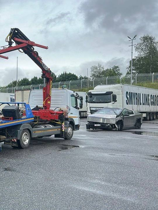 Tesla Cybertruck Truck repair after an accident IMG_6880