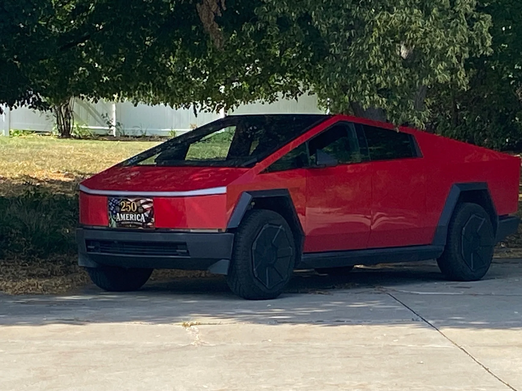 Tesla Cybertruck Flying American flags on Cybertruck - a solution using bed divider 1783093834285-uq