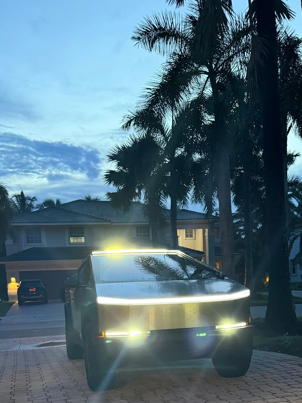 Tesla Cybertruck OEM Lightbar is awesome IMG_3831