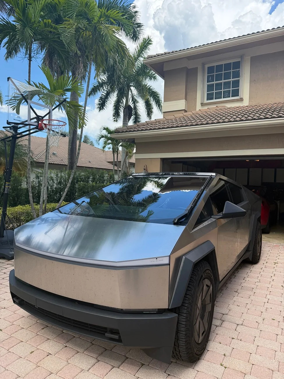 Tesla Cybertruck OEM Lightbar is awesome IMG_3801