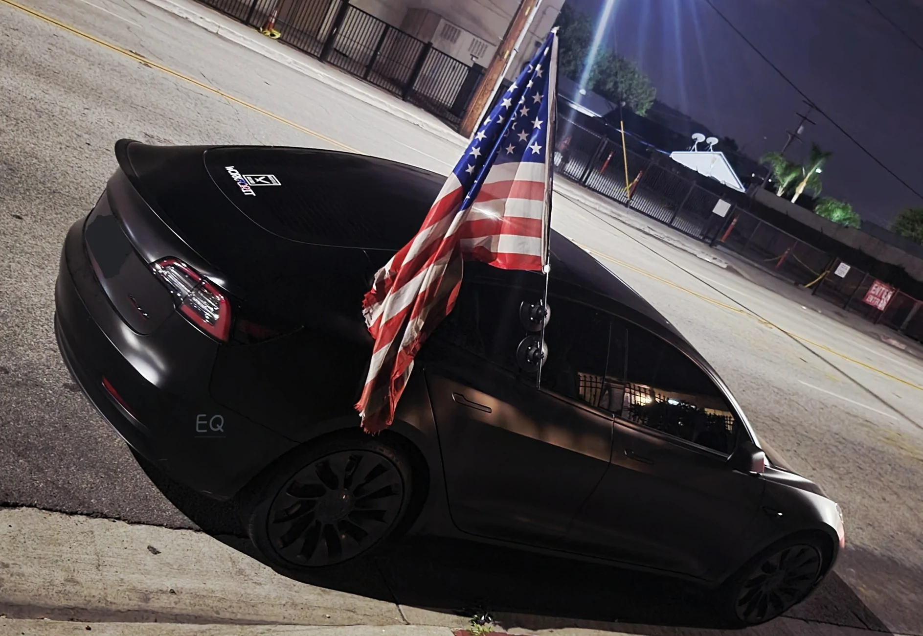 Tesla Cybertruck Flying American flags on Cybertruck - a solution using bed divider 20220728_211751(1)
