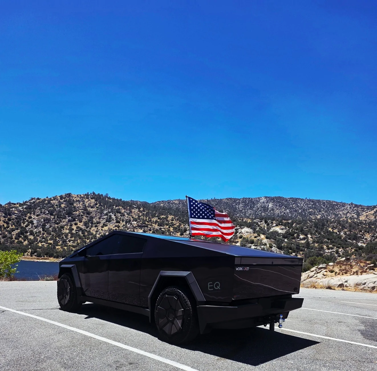 Tesla Cybertruck Flying American flags on Cybertruck - a solution using bed divider 20260703_131123(0)(1)