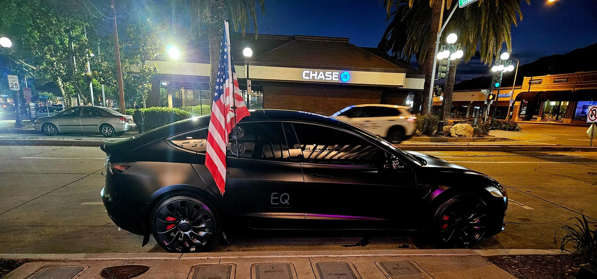 Tesla Cybertruck Flying American flags on Cybertruck - a solution using bed divider 20240608_205153