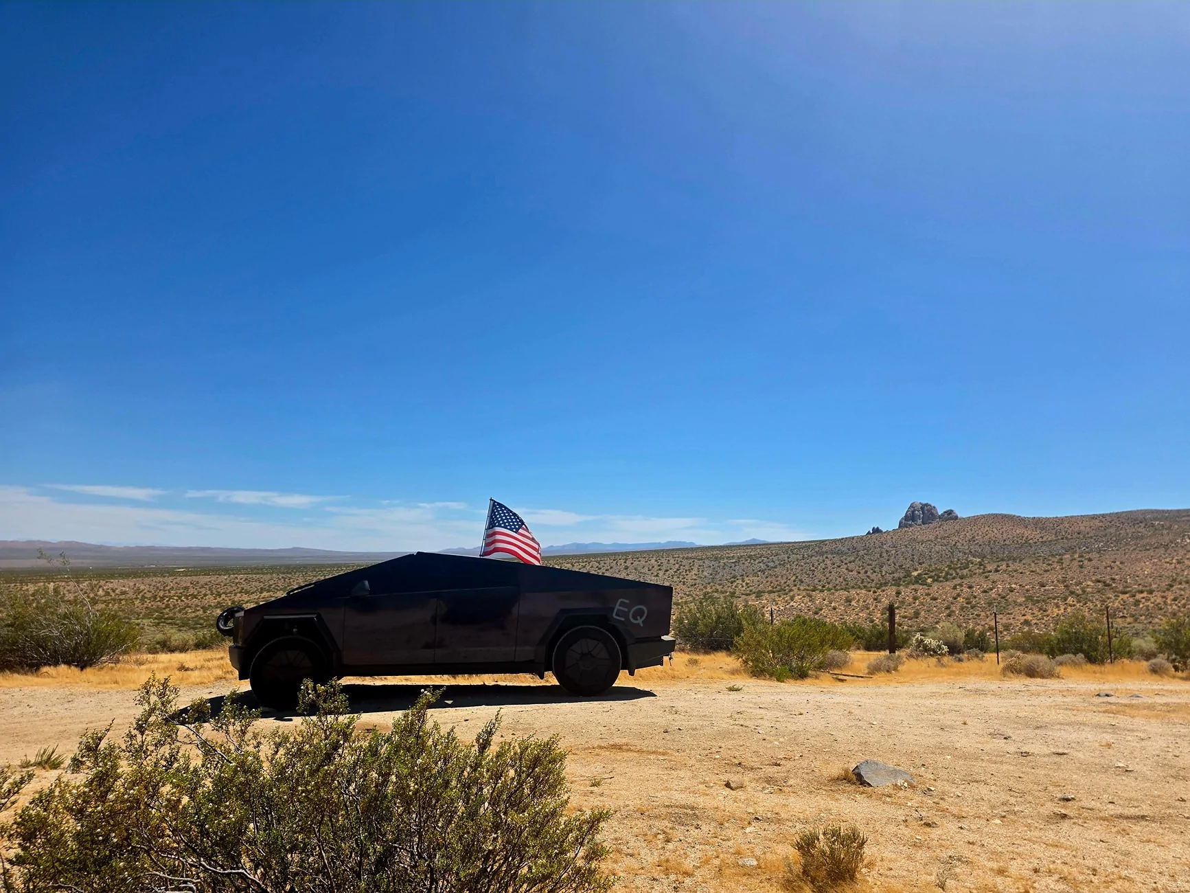 Tesla Cybertruck Flying American flags on Cybertruck - a solution using bed divider 20260703_150449(1)