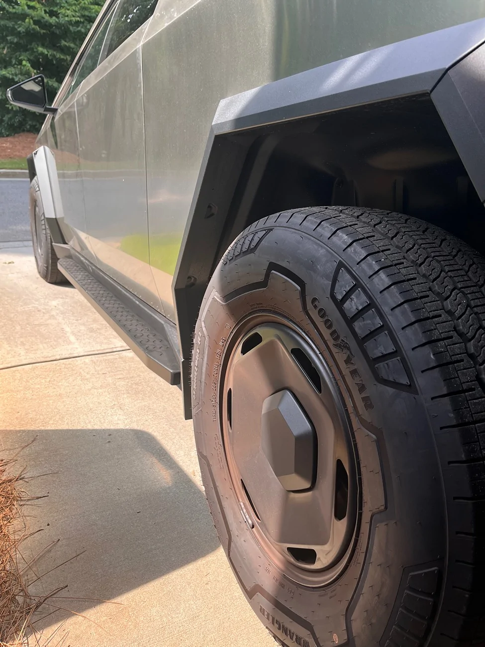Tesla Cybertruck Anyone else have a single wheel that generates WAY more brake dust than the other 3? IMG_5770