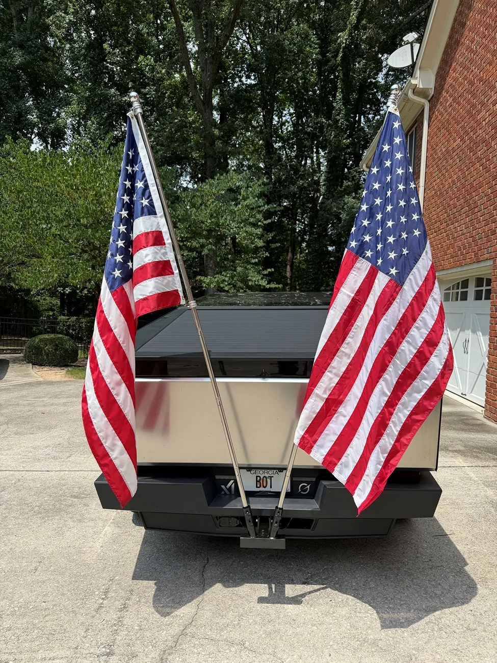 Tesla Cybertruck Flying American flags on Cybertruck - a solution using bed divider 2026-07-04 15.05.25