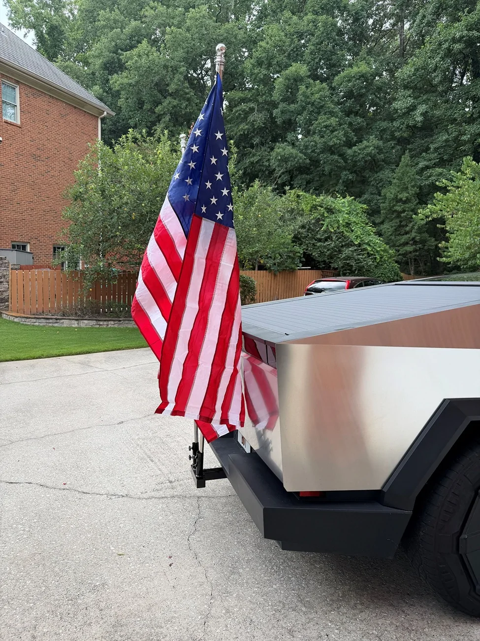 Tesla Cybertruck Flying American flags on Cybertruck - a solution using bed divider 2026-07-04 13.22.04