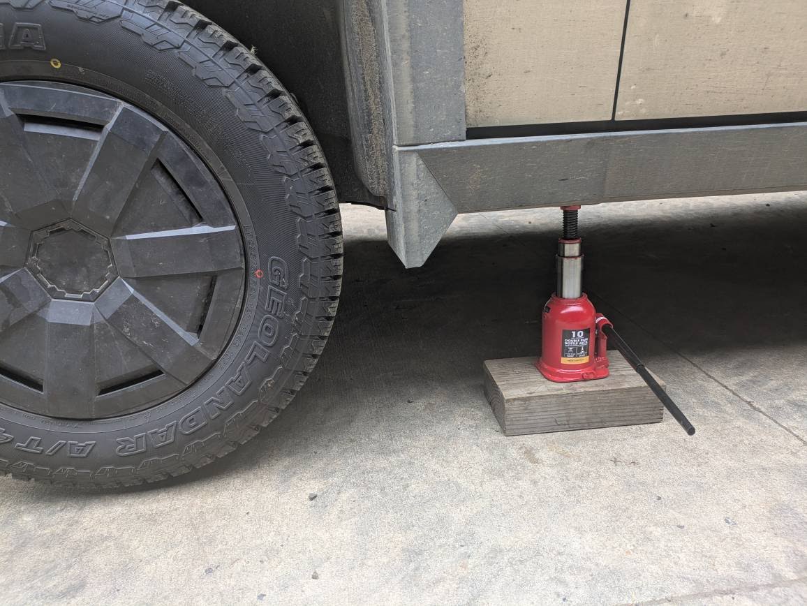 Tesla Cybertruck Test your jack and spare tire accessories before you need them 40ea3f4bf8f168be08a3039c98ecb29efffacd4e-1
