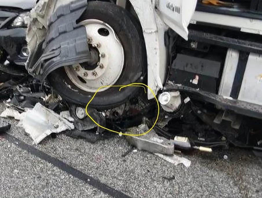 Tesla Cybertruck Accident:  Cybertruck Split In Half! AISelect_20260718_222844_Samsung captur