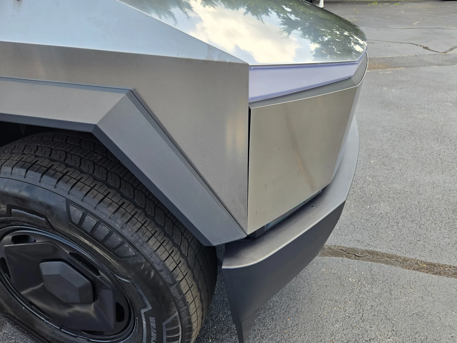 Tesla Cybertruck $59k Base Dual-Motor AWD Cybertruck Begin Delivery! 20260718_140408