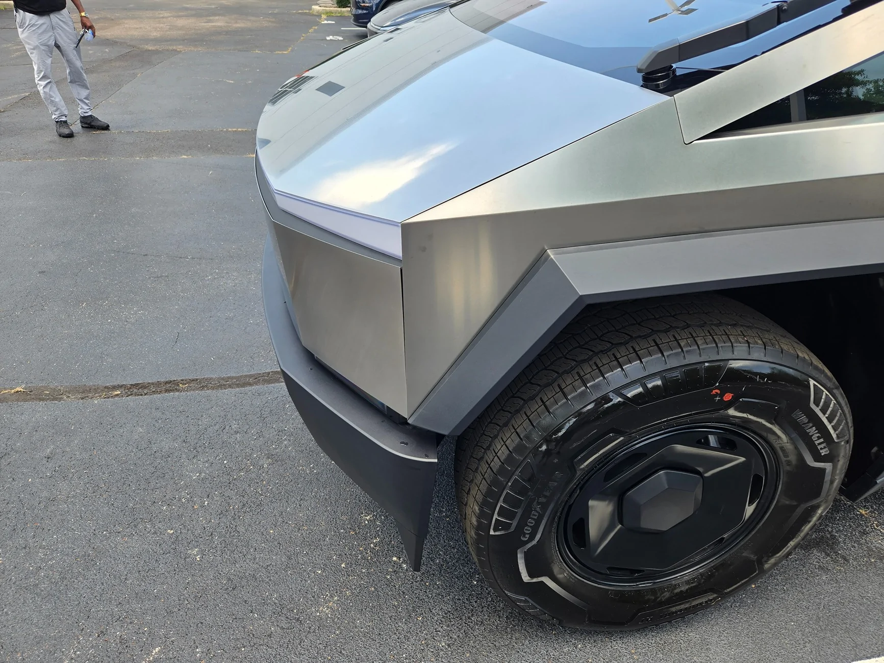 Tesla Cybertruck $59k Base Dual-Motor AWD Cybertruck Begin Delivery! 20260718_140437
