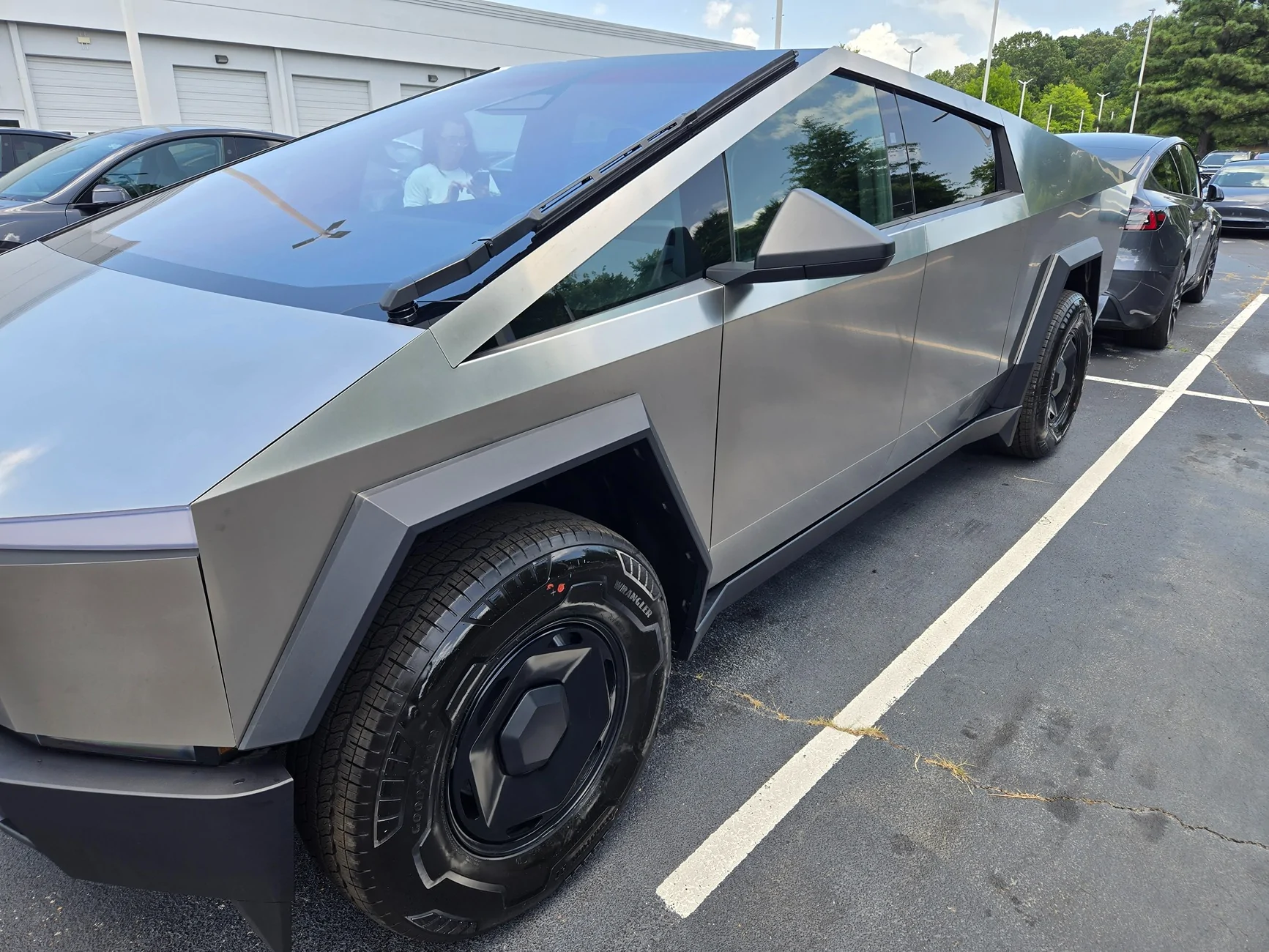 Tesla Cybertruck $59k Base Dual-Motor AWD Cybertruck Begin Delivery! 20260718_140445
