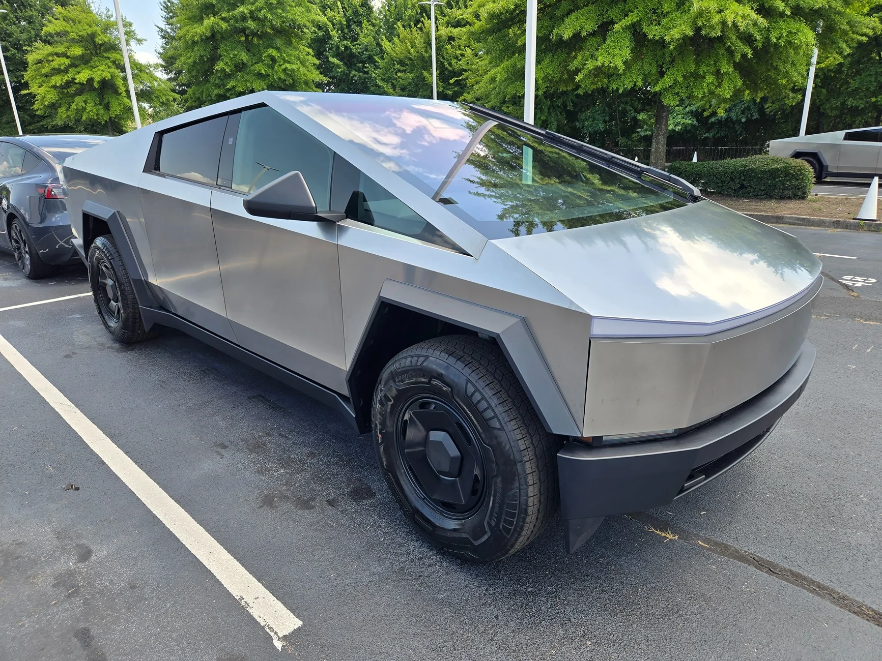 Tesla Cybertruck $59k Base Dual-Motor AWD Cybertruck Begin Delivery! 20260718_140359